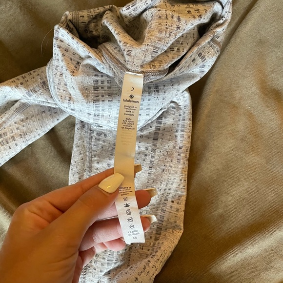 Lulu lemon cropped Wunder unders - Picture 2 of 5